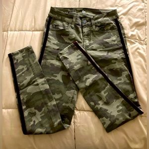 SO Like New Camouflage low rise Jegging/ jeans With burgundy stripe down legs